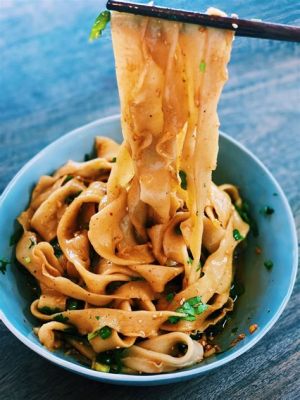  Hand-Pulled Noodles à la Yinchuan: Des Fils de Pâtes Souples dans un bouillon Parfumé aux Épices