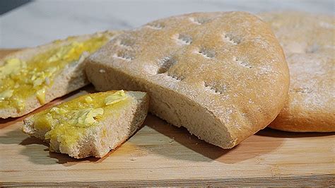  Stottie Cake: UneExplosion de Saveurs Nordiques dans un Pain Traditionnel !