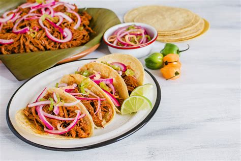   Cochinita Pibil: Un Rêve Enrobé de Feu et Baigné dans une Sauce d’Agrumes Étincelante !